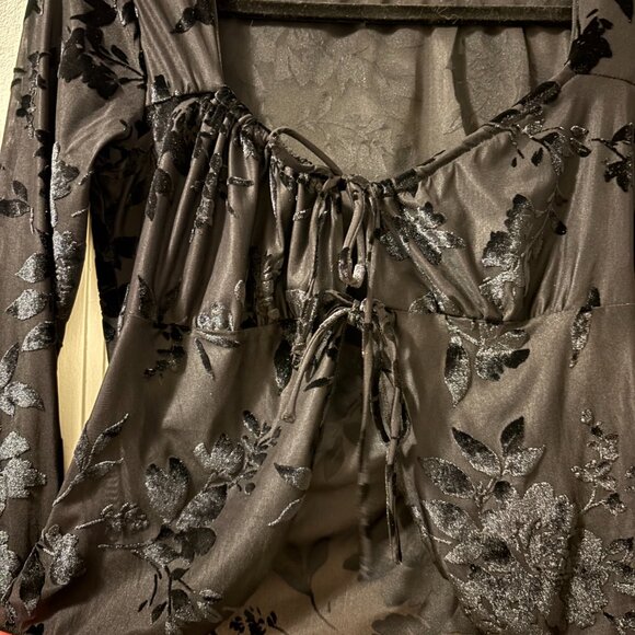 Kimchi Blue Black Floral Velvet Mesh Top – Size M - Picture 6 of 6